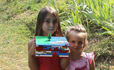 ma maison c'est nous qui l'avons faite deux petites filles sont fières d'elles