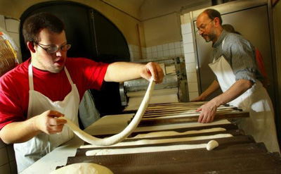 faire du pain une personne trisomique au travail dans une boulangerie