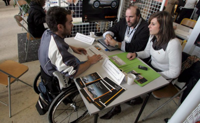 embauche d'un travailleur handicapé un homme en fauteuil roulant intéresse deux employeurs