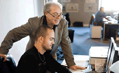 Transmission du savoir Un senior guide un june actif dans une démarche productive