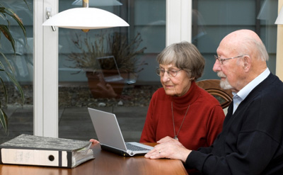 personnes agées autonomes un couple de personnes agées autonomes