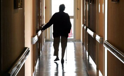 la maison de retraite une personnes déambule dans les couloirs de l'institution.
