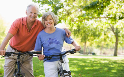 la retraite un couple heureux de vivre leur retraite complètement.