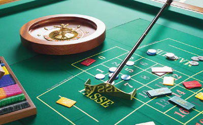 la couleur verte le tapis de jeux est vert.