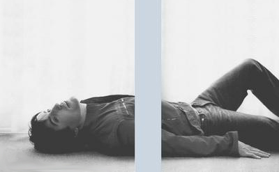 insomnie un homme allongé sur le dos attendant le sommeil