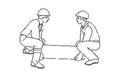 soulever une charge 2 opérateurs se baissent correctement pour soulever la charge