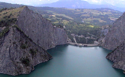bio-énergie avec de l'eau un barrage d'eau dasn les Alpes - centrale hydro-électrique