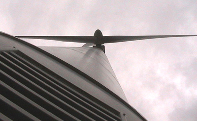 une éolienne vue au pied de l'éolienne