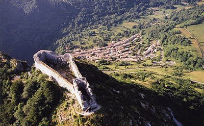 Le château Montségur Un château en haut d'un pic de montagne... c'est du boulot