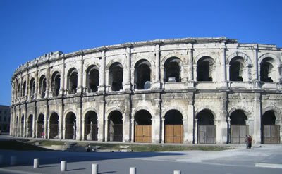 les arènes de Nîmes une ville chaude dans le gard