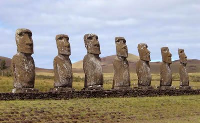 les moaïs de l'Ile de Paques (RAPA NUI en polynisien) un dahu de Moaïs