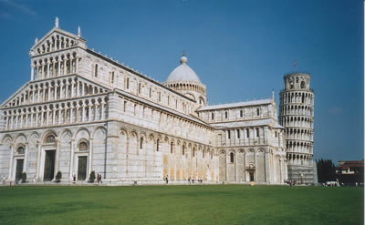 la tour de pise relativement, c'est vrai, ça penche