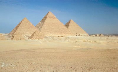 les pyramides de Khéops des pyramides dans le désert